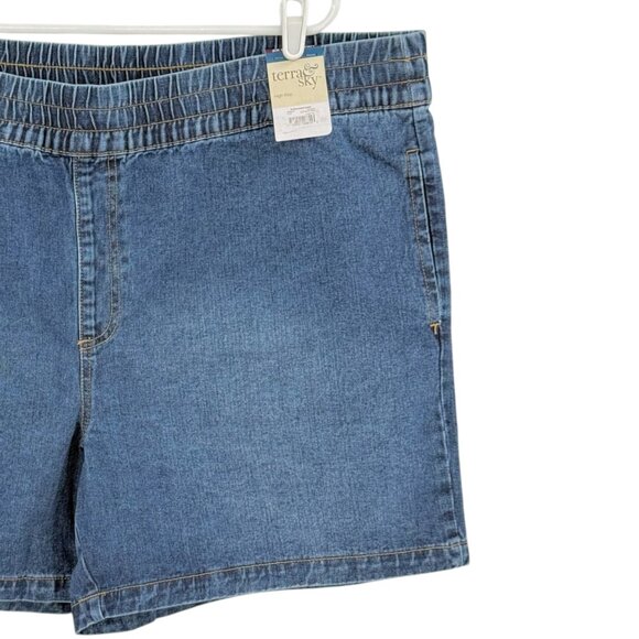 Terra & Sky Women's High Rise Blue Slouchy Denim Shorts Plus Sz 2X (20W-22W) NWT - Picture 3 of 10
